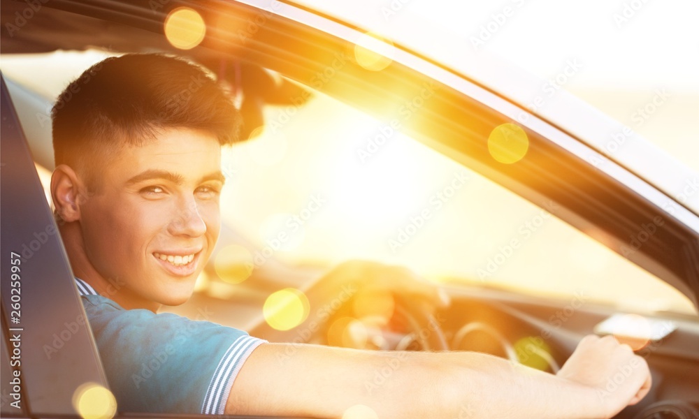 开车的年轻人幸福的少年人微笑