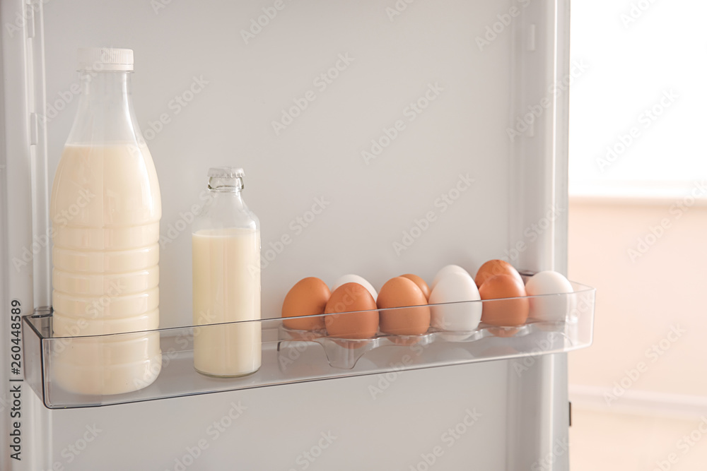 打开冰箱的牛奶和鸡蛋