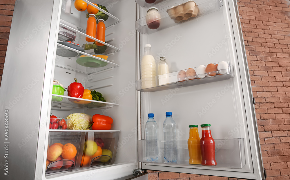 打开装满不同食物的冰箱