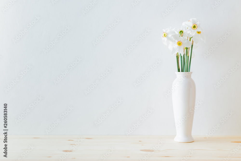 室内装饰元素。木桌上花瓶里的白色水仙花