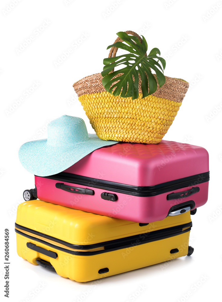 白色背景的打包行李箱和沙滩包。旅行理念
