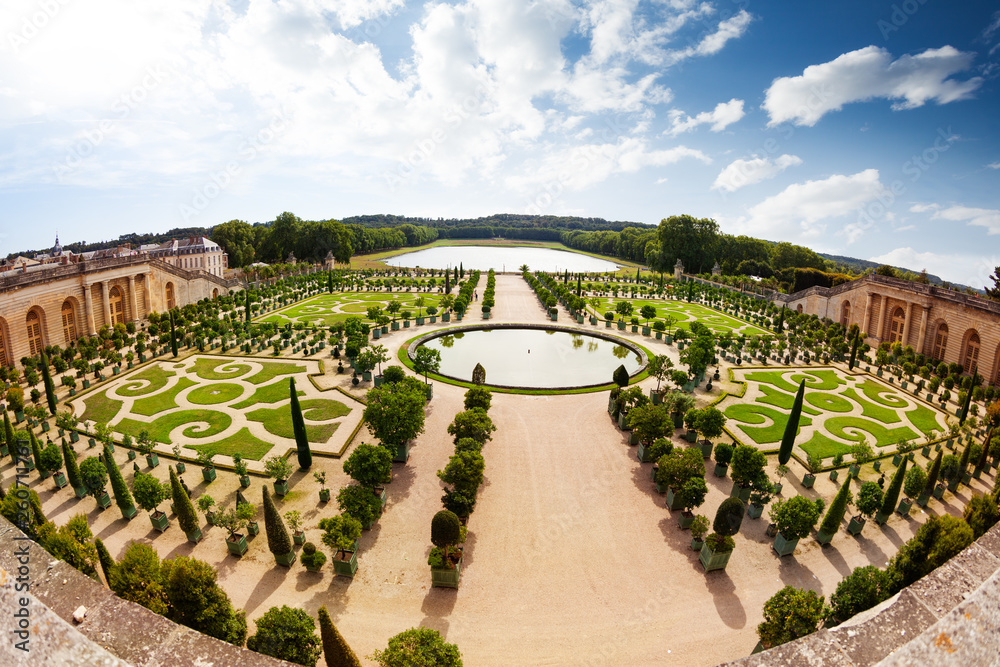 法国凡尔赛花园的美丽透视图
