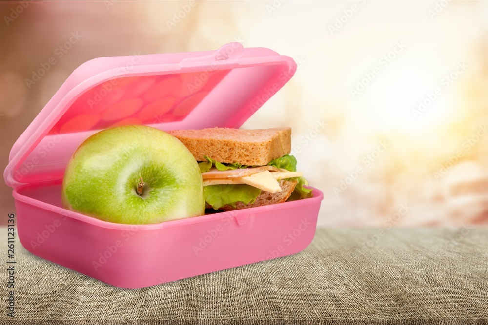 背景上有一个苹果的午餐盒