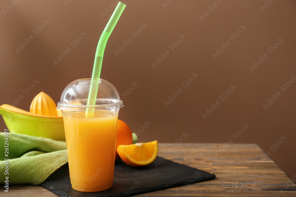 桌上有一杯鲜榨橙汁