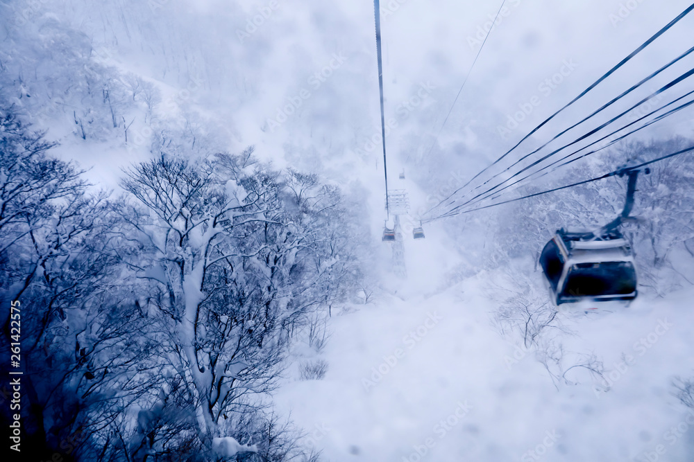 日本玉泽春晚雪山上的缆车天空