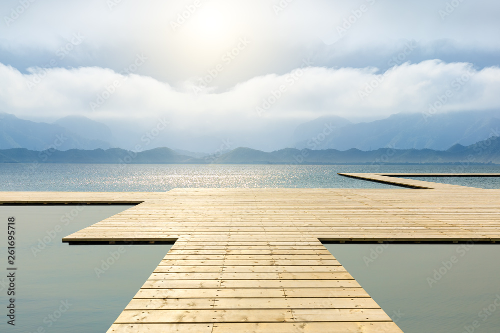 木地板平台和天空背景的湖泊