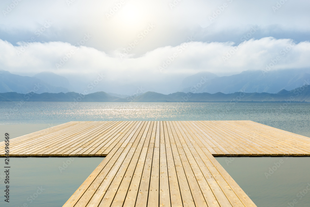 木地板平台和天空背景的湖泊