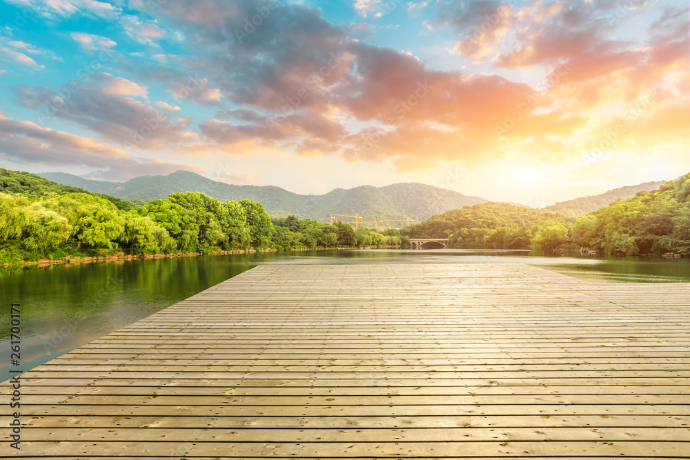 杭州以青山为背景的木地板平台和湖泊