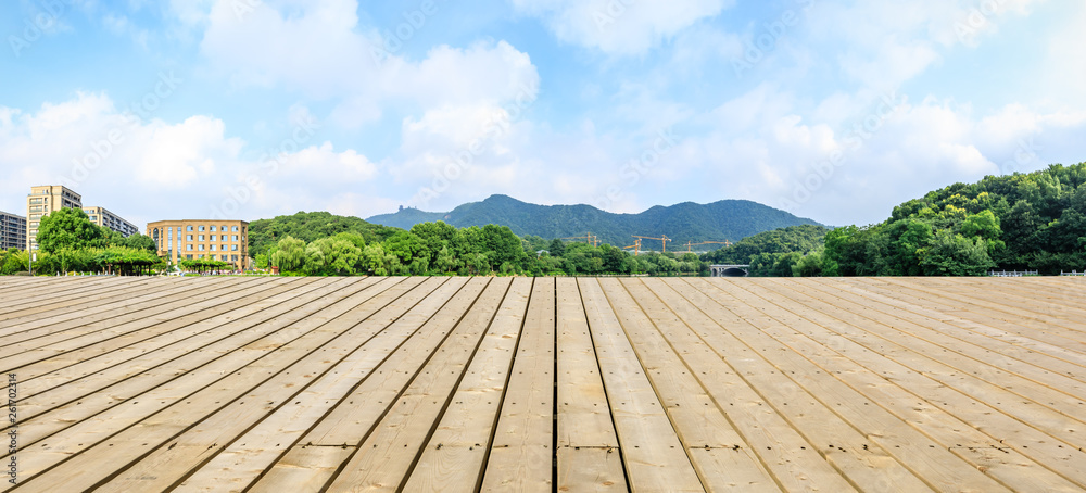 杭州的木地板平台和青山与住宅楼