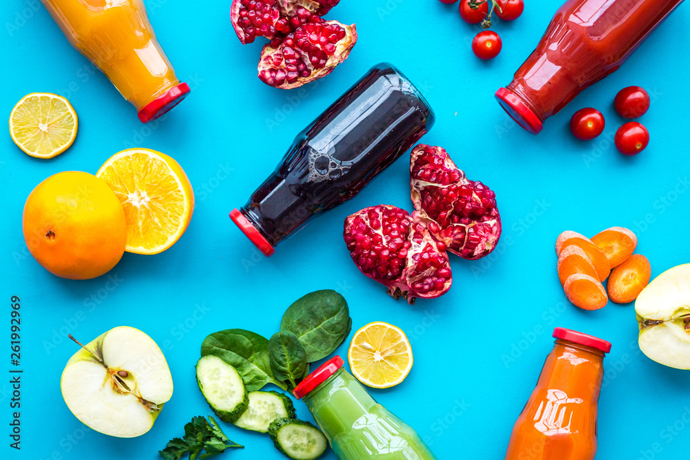 瓶装新鲜有机果汁，用于蓝色背景俯视模型上的健身饮食