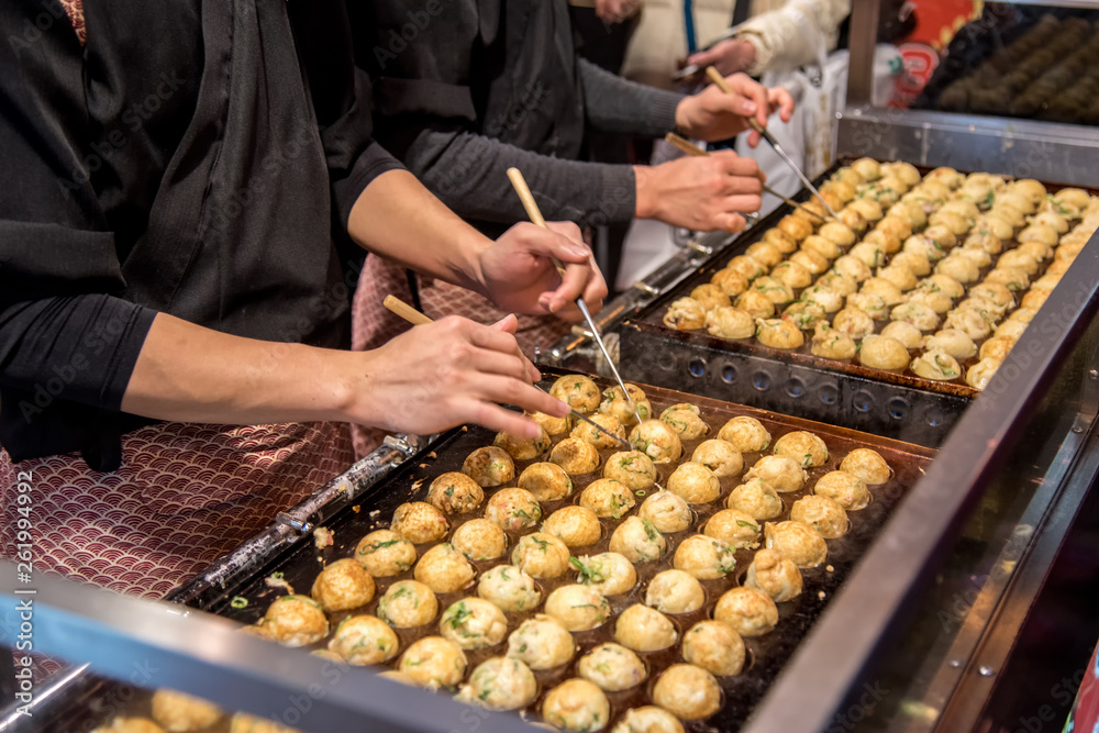 在热锅上烹饪Takoyaki的过程著名食物大阪日本街头食品