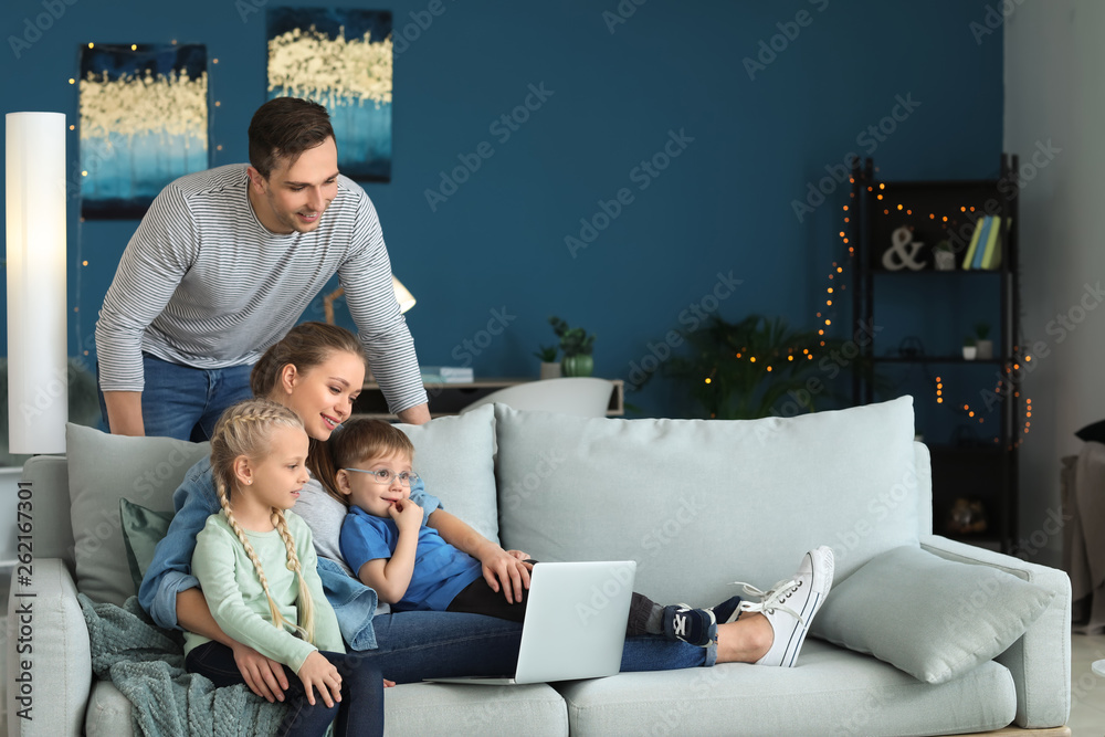 快乐的一家人在家看动画片