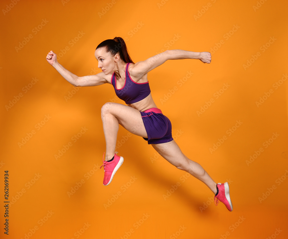 彩色背景下的运动型跑步女性