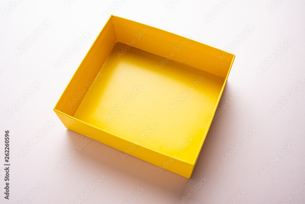 粉色背景的黄色礼盒