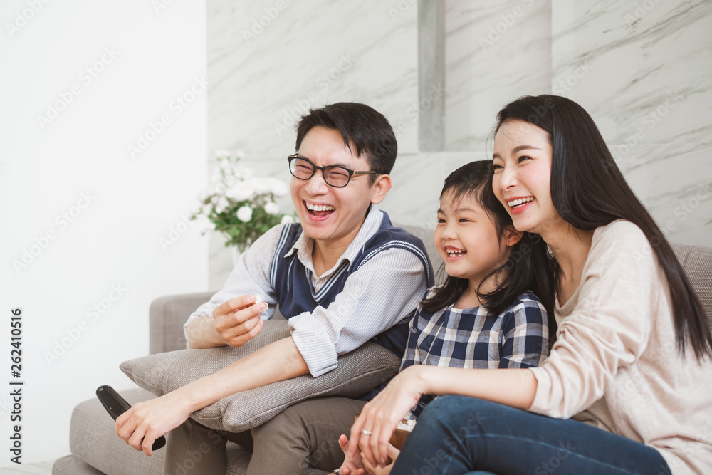 快乐的亚洲家庭生活方式，喜欢在家看电视