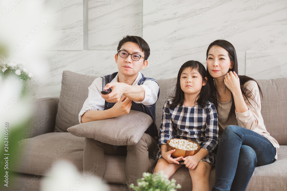快乐的亚洲家庭生活方式，喜欢在家看电视
