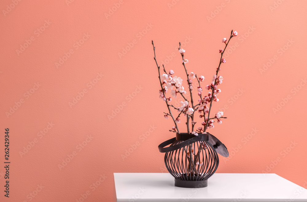 桌上有美丽的开花树枝的花瓶