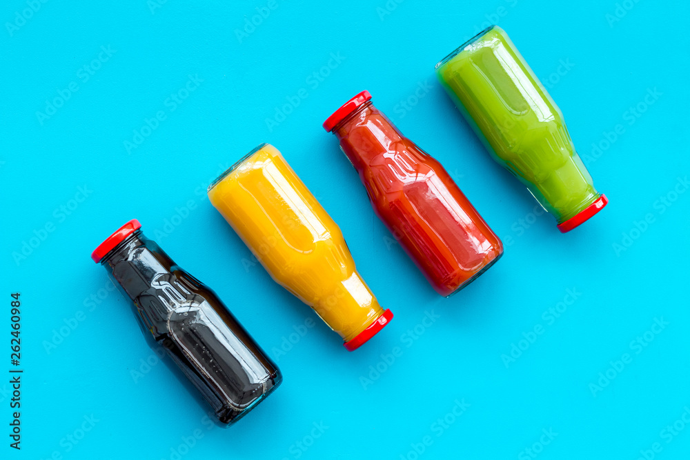 瓶装新鲜有机果汁，用于蓝色背景俯视模型上的健身饮食