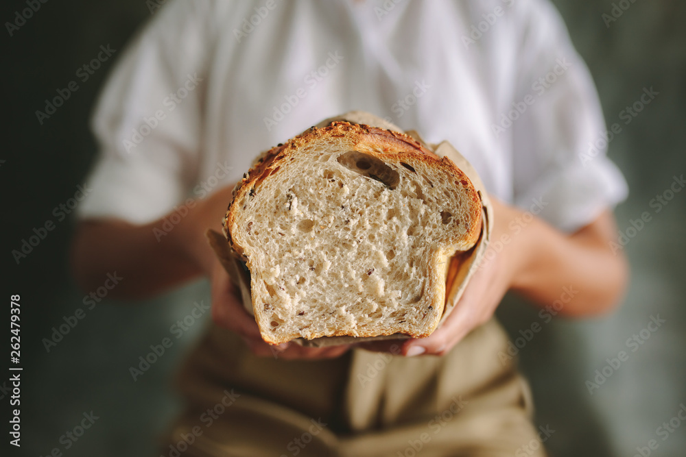 新鲜面包女面包师