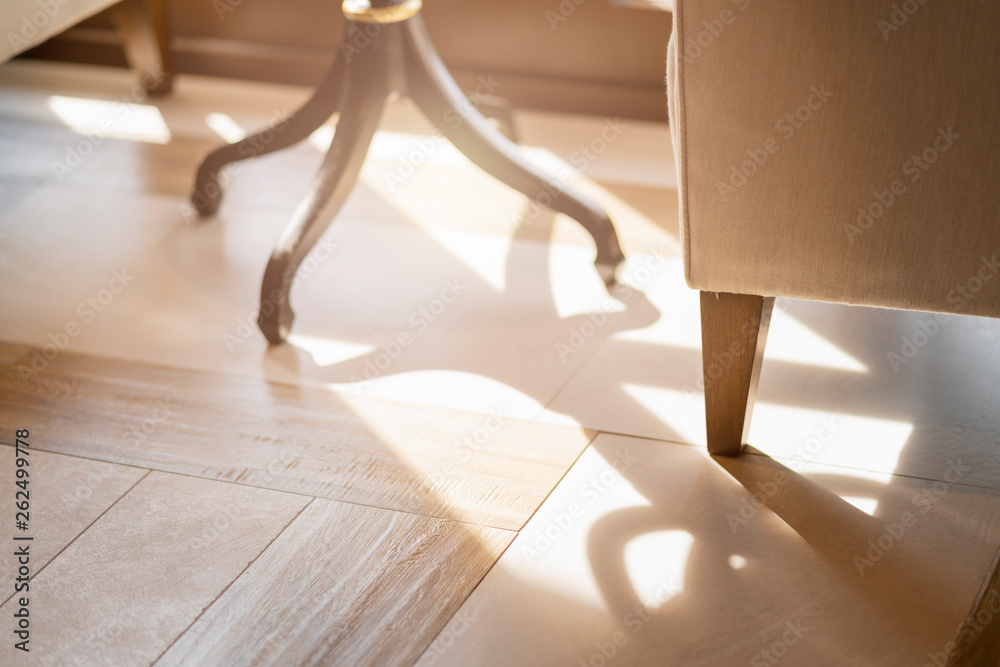 客厅地毯上扶手椅的木腿特写