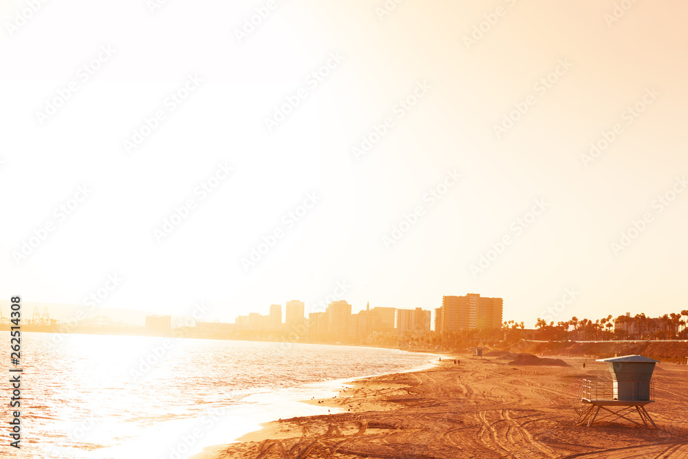 日落时长滩的沙漠海岸