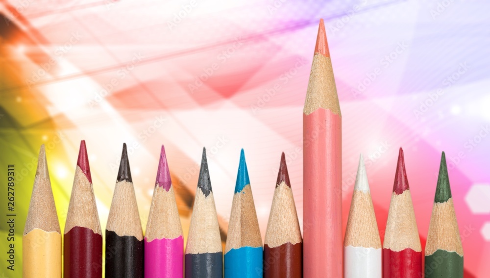 彩色铅笔和粉色铅笔脱颖而出