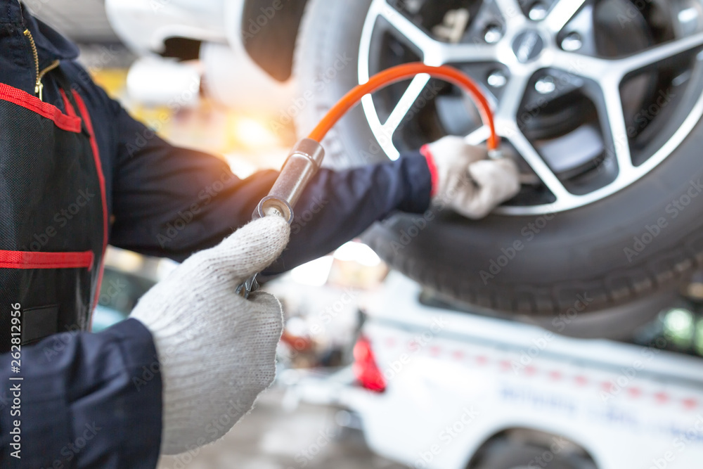 汽车修理厂用于测量汽车轮胎压力的手持式压力表特写