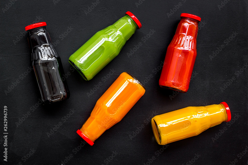 瓶装新鲜有机果汁，用于黑色背景俯视模型上的健身饮食