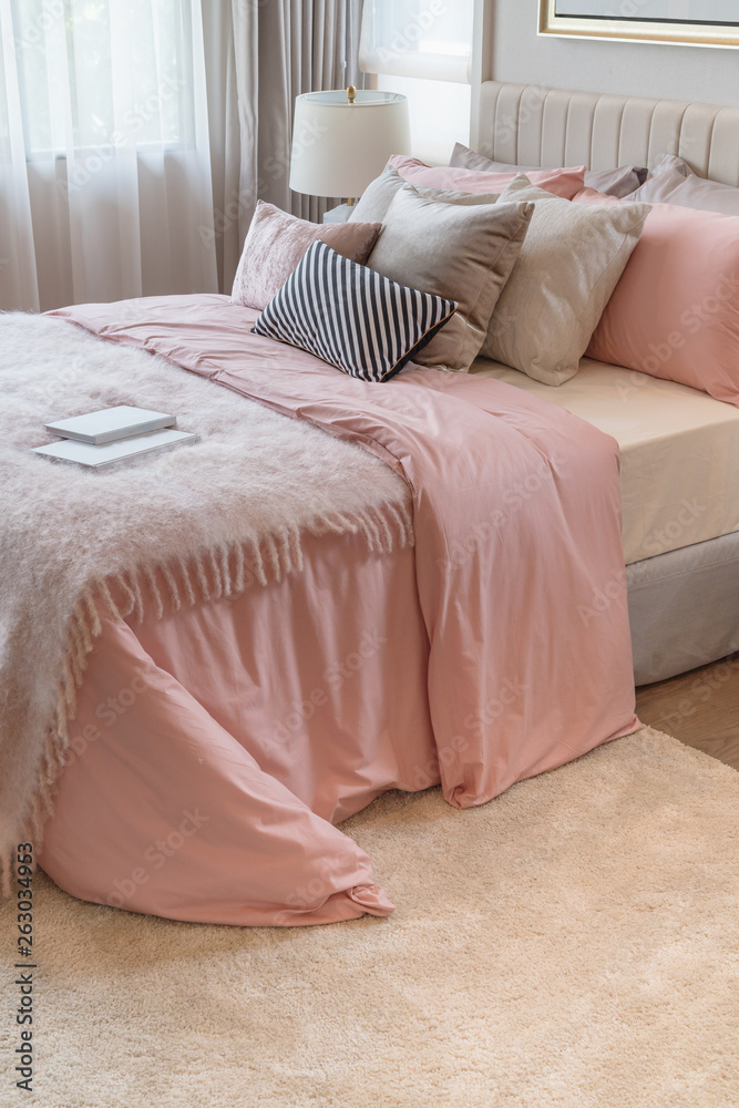 粉红色色调的幸福卧室
