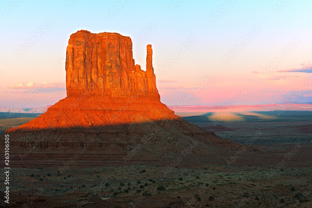 日落时分，美国亚利桑那州纪念碑谷纳瓦霍部落公园的西米滕丘