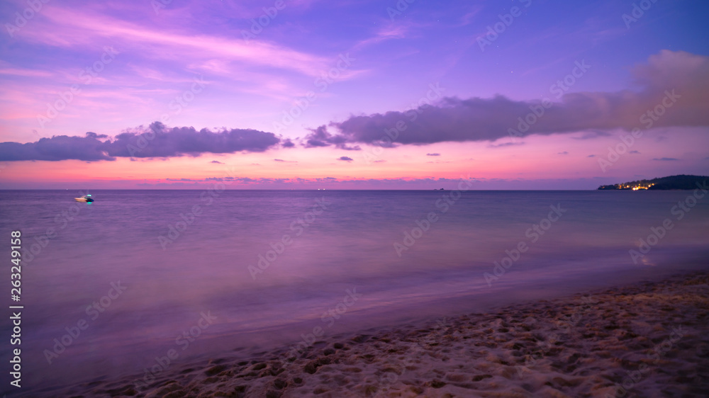 日落时分的海洋长曝光图像