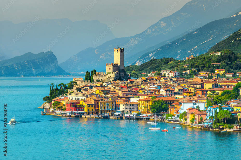 意大利加尔达湖风景如画、建筑色彩缤纷的马尔塞辛旅游度假区