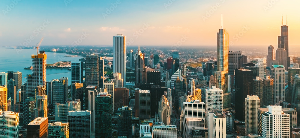 芝加哥市中心日落时的摩天大楼天际线