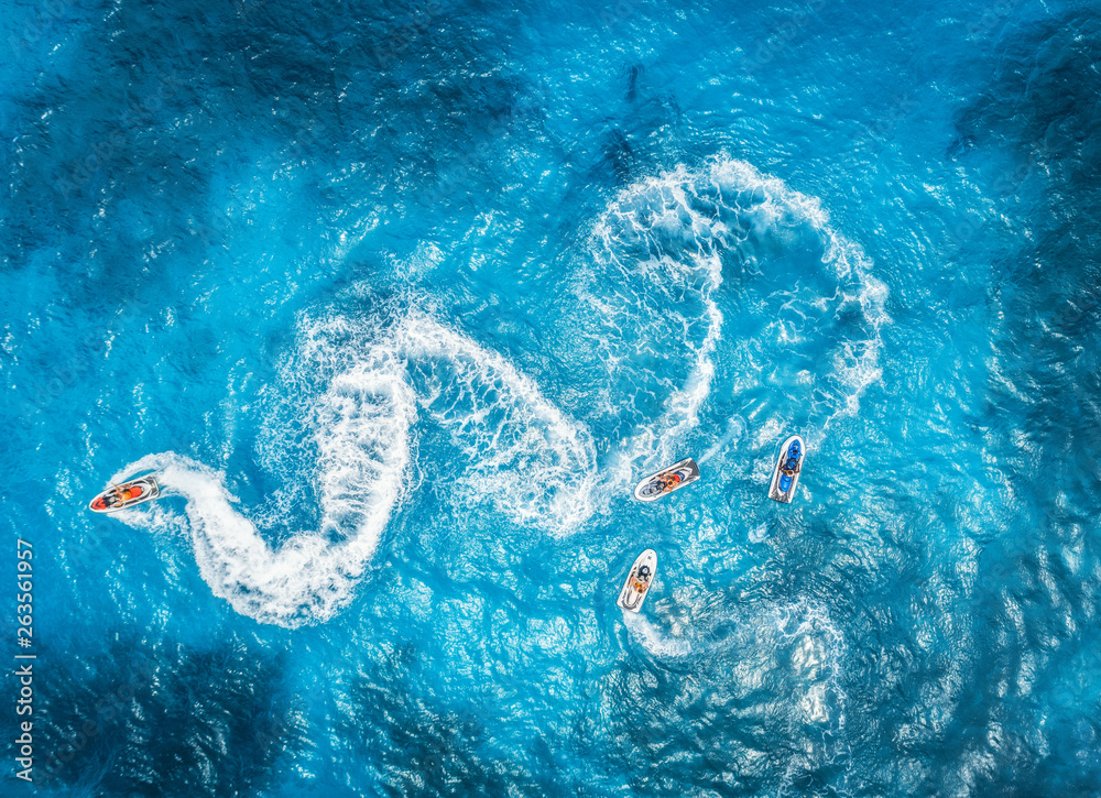 夏日日落时，漂浮在蓝色水中的水上摩托车鸟瞰图。在印度洋度假，Za