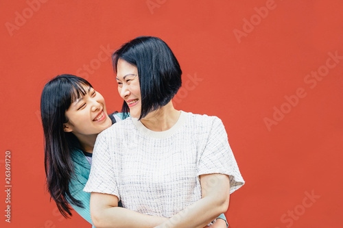 亚洲母女拥抱户外-快乐的中国家庭在户外享受时光-