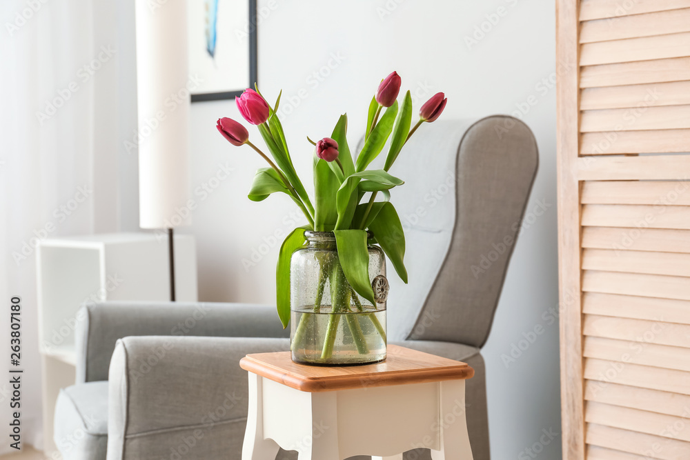 房间桌子上放着漂亮郁金香的花瓶