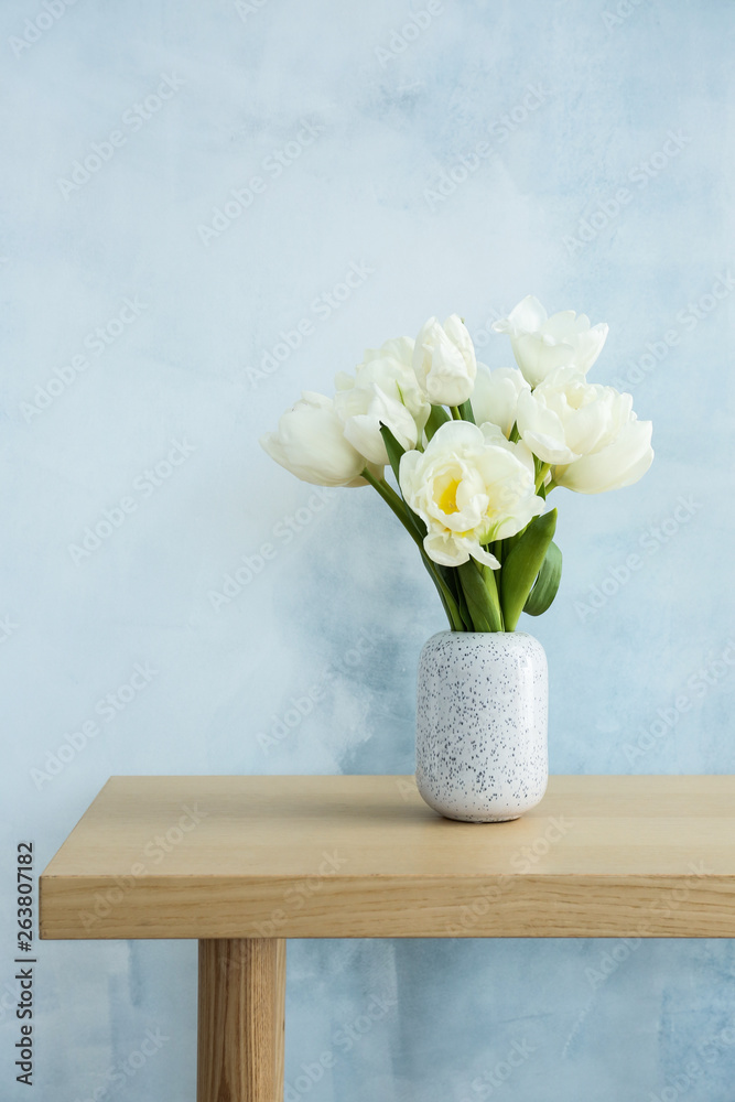 桌上有美丽郁金香的花瓶