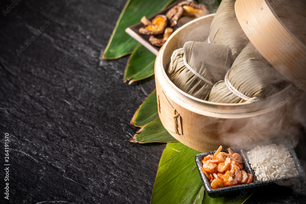 粽子，蒸笼里美味的新鲜热蒸饺。特写，复制空间，著名的亚洲ta