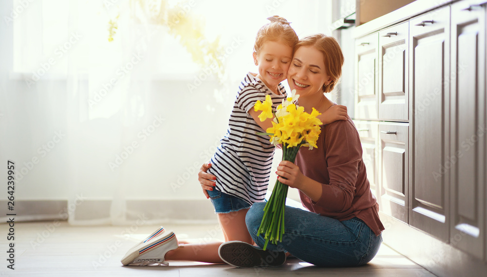 母亲节快乐！小女儿送给母亲一束花给水仙作为礼物。