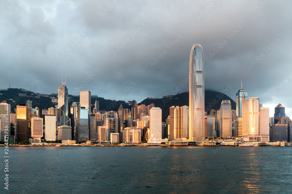 香港维多利亚港清晨阳光下的香港天际线。