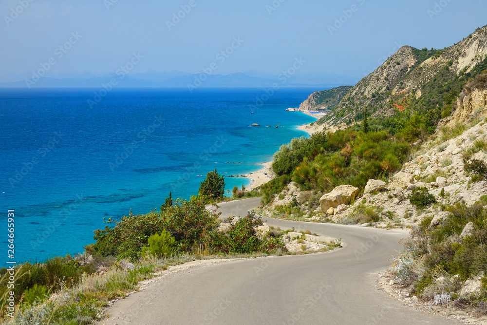 空旷的柏油路沿着崎岖的地中海地形和碧绿的海洋蜿蜒而行。