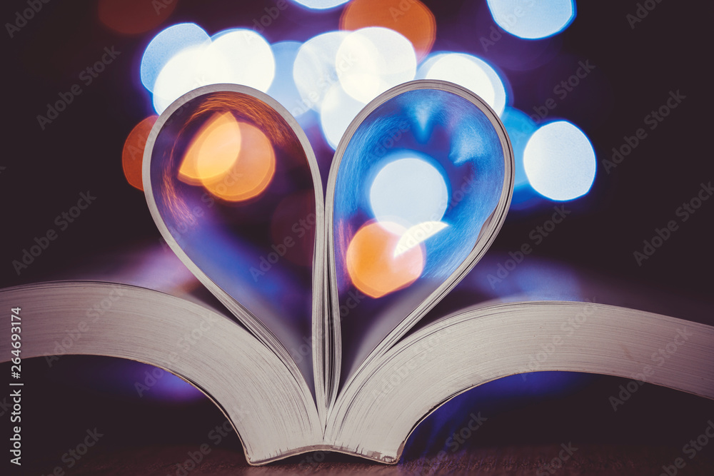 书中的书页装饰成心形，为情人节的爱情和浪漫点亮了庆祝灯