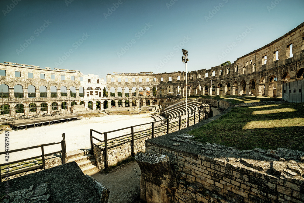 普拉竞技场是位于欧洲克罗地亚伊斯特里亚普拉的著名罗马圆形剧场。它是建造的