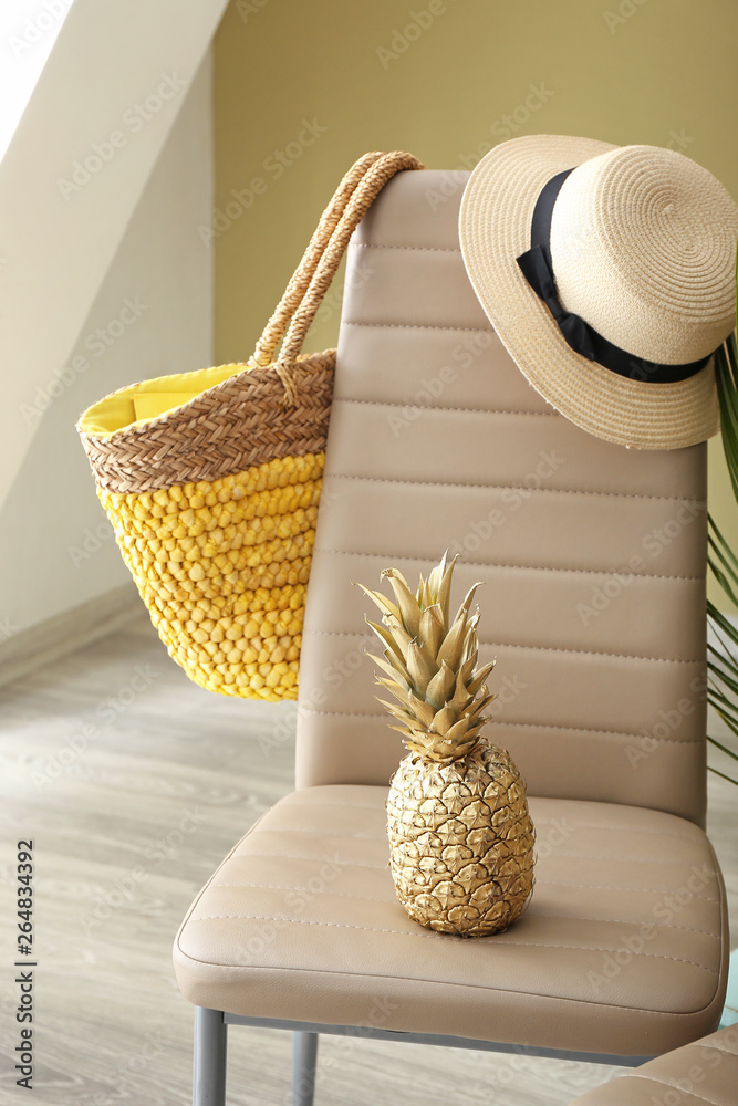 房间里有金色菠萝和海滩配件的椅子
