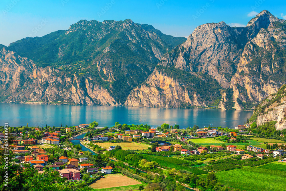 神奇的托博莱城市景观，种植园和加尔达湖，意大利，欧洲