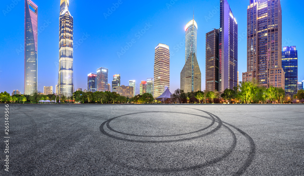 上海夜晚的沥青赛道场地和现代天际线和建筑，全景