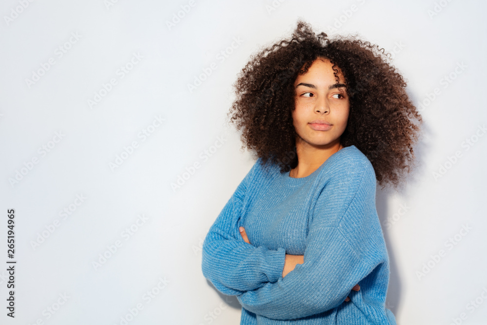 体贴的年轻黑人女性微笑的肖像
