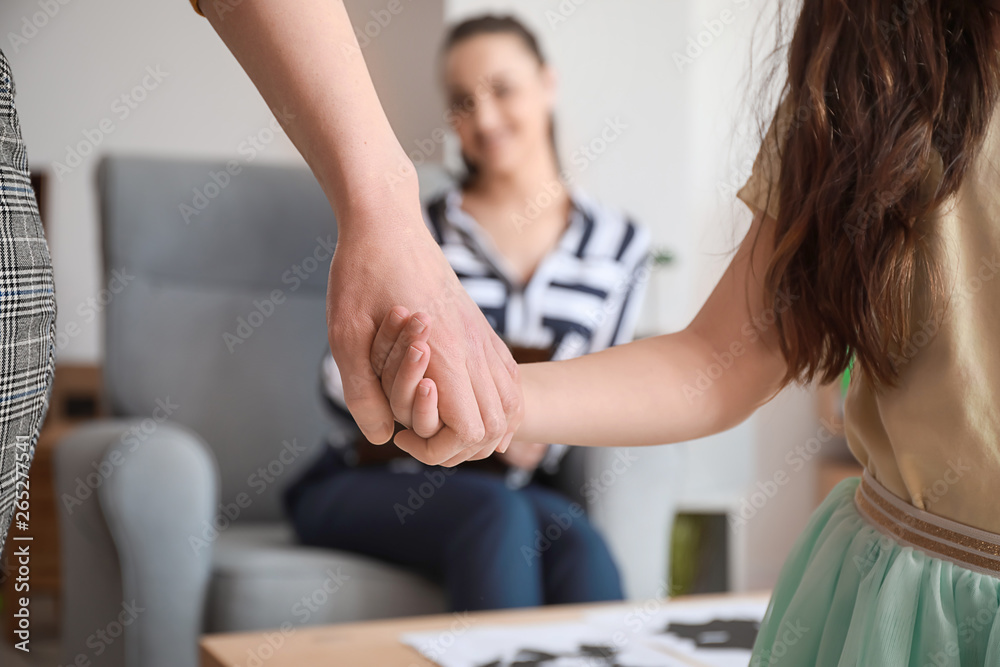 心理学家办公室里的小女孩与母亲牵手