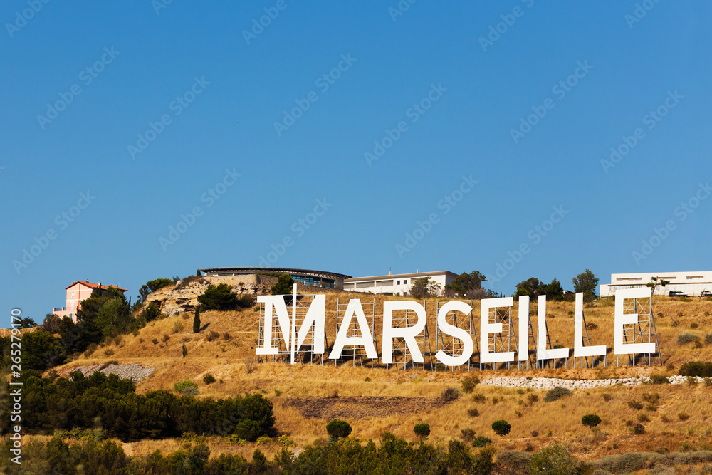 马赛风景及其白色字母标志