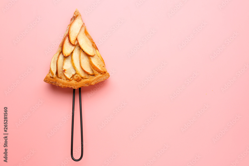 Piece of tasty apple pie on color background